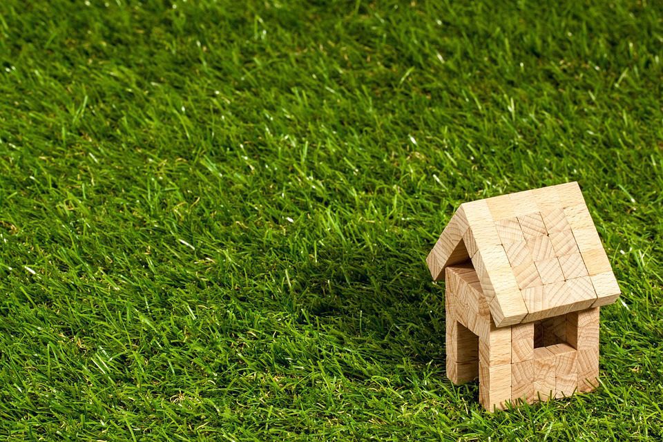 mały drewniany domek na trawie
