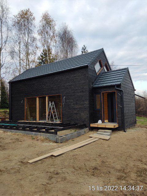 nowoczesny czarny domek z drewna