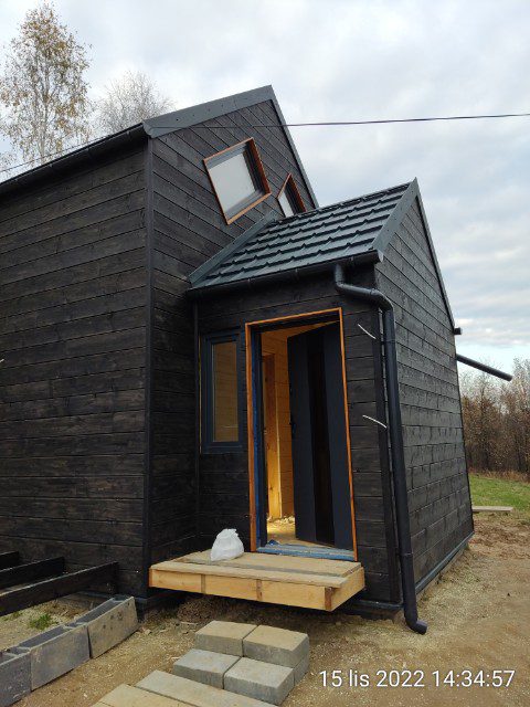 nowoczesny czarny drewniany dom